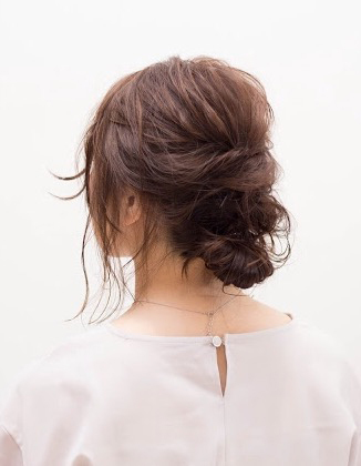 女性の品も感じるシニヨンスタイル斜め後ろ姿