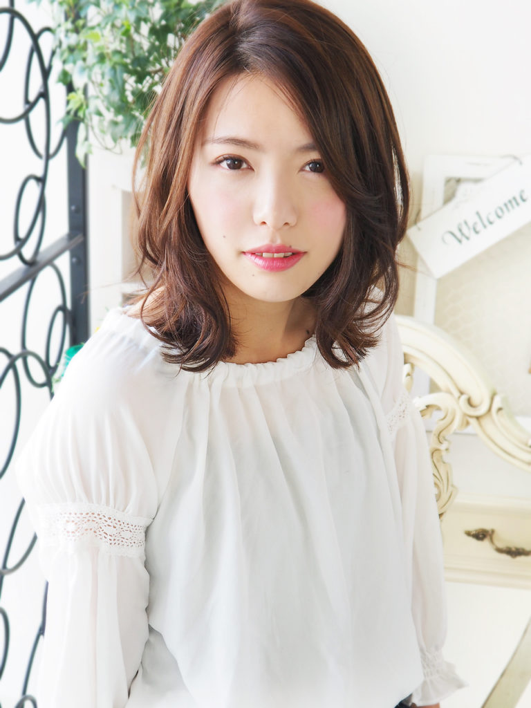 外はねパーマショートヘアの素敵な奥様