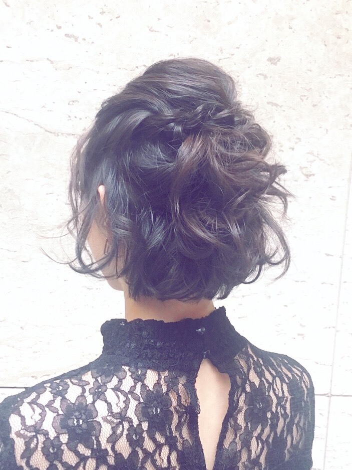 すけ感ある黒のレースを着たボブスタイルヘアアレンジの女性後ろ姿