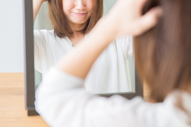 ぱさぱさの髪に悩む若い女性