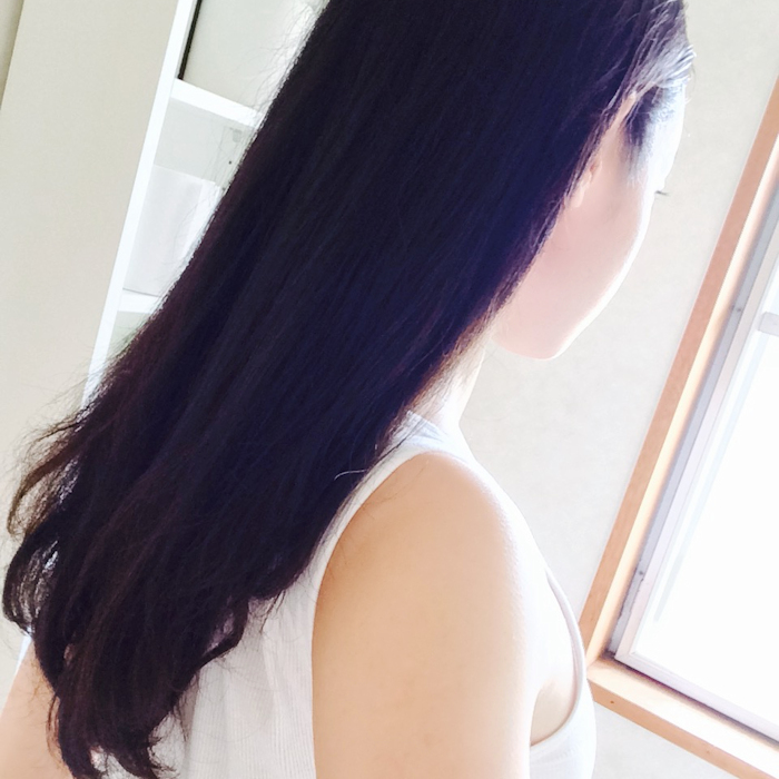しなやかに美しい髪と透き通る白い肌の清楚な女性