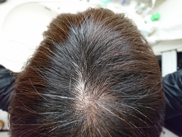 美しいロングヘアを風になびかせるコンサバ系女子