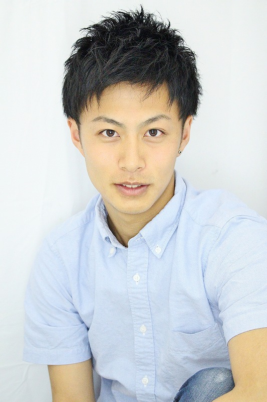 水色の襟シャツを着たイケメン男子