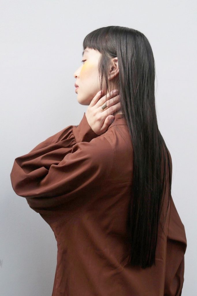 腰下まで伸びるストレートヘアのナチュラル系女子