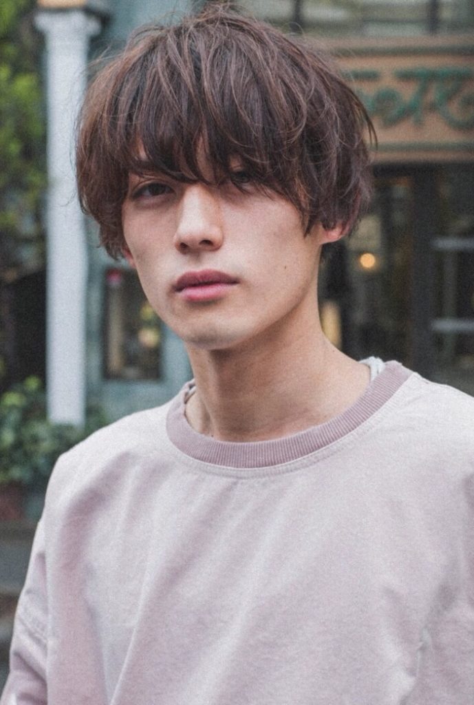 やや長めの髪を少し無造作的に仕上げた痩身男子