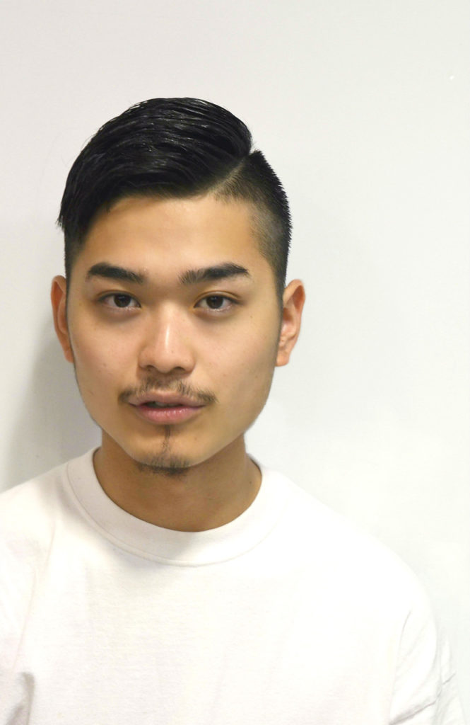 ツーブロック&ショートヘアで口元の髭もスタイリッシュなオシャレ男子