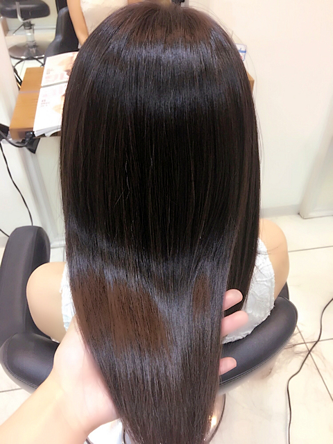 キューティクルがキラキラしている女性の髪後ろ姿