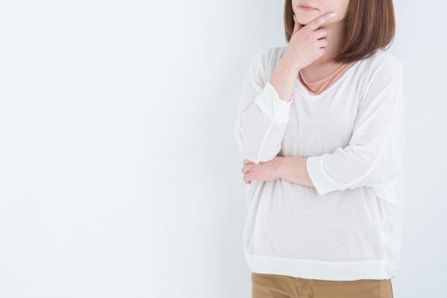 考える女性の写真