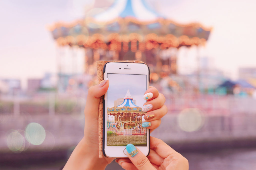 メリーゴーランドの写真を撮る人の写真