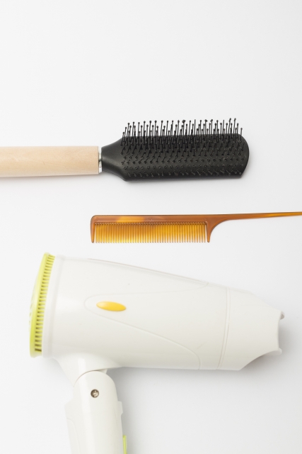 ヘアブラシとドライヤーとクシ