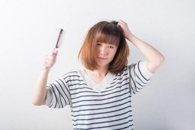 女性がブラッシング中に静電気に悩む様子