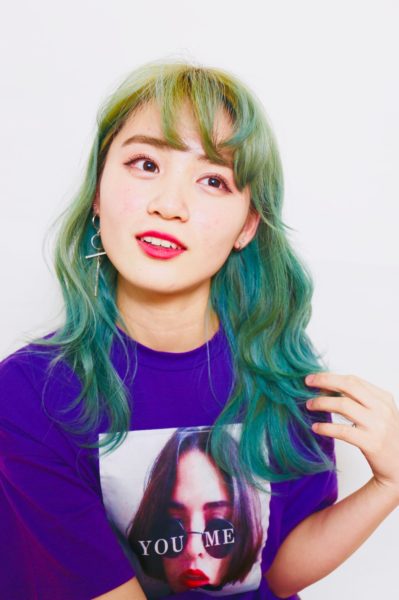 玉虫色にブリーチをしている若いギャル風女性