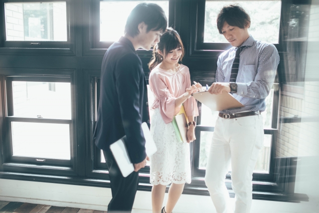 オシャレな男女がビジネスミーティングをしている様子