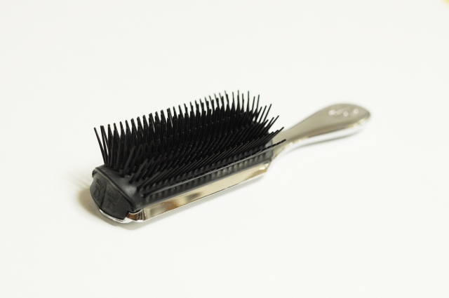 ヘアケア用高級ブラシのアップ