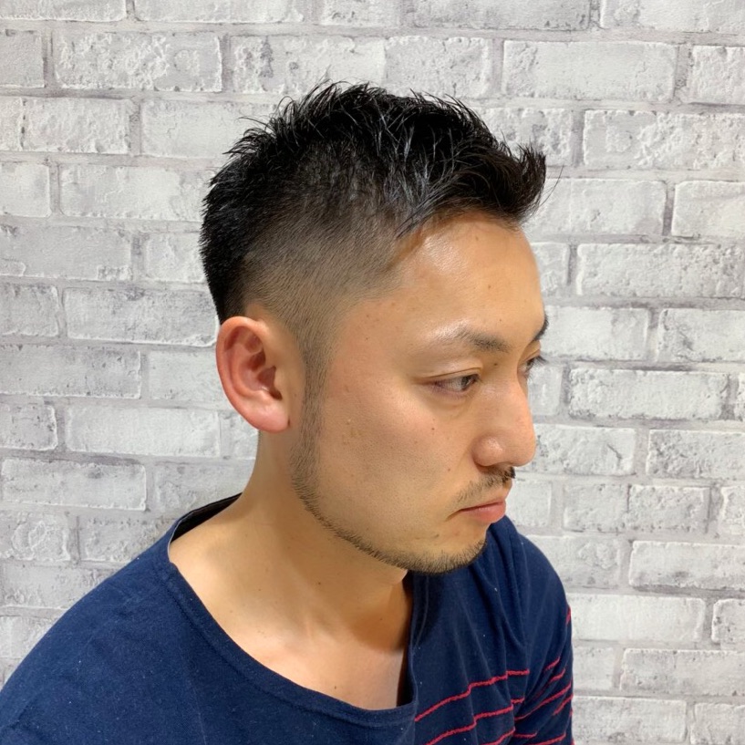 ショートヘアでもみあげとアゴ髭がつながっているワイルド系男子