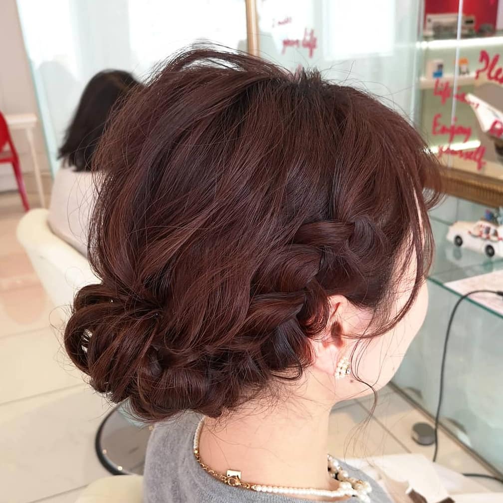 アップスタイルのヘアセットをした美しい色白女性の後姿