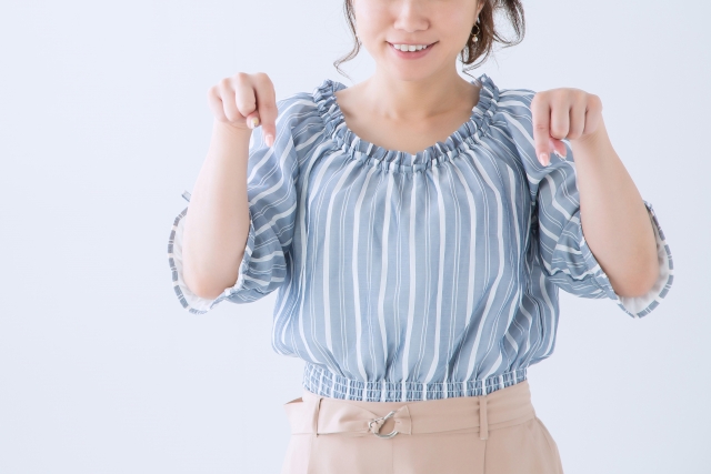 ポイントはココ!と下を指さす様子