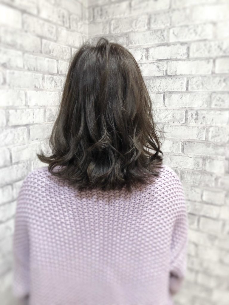 ダブルカラーが入った髪色の写真