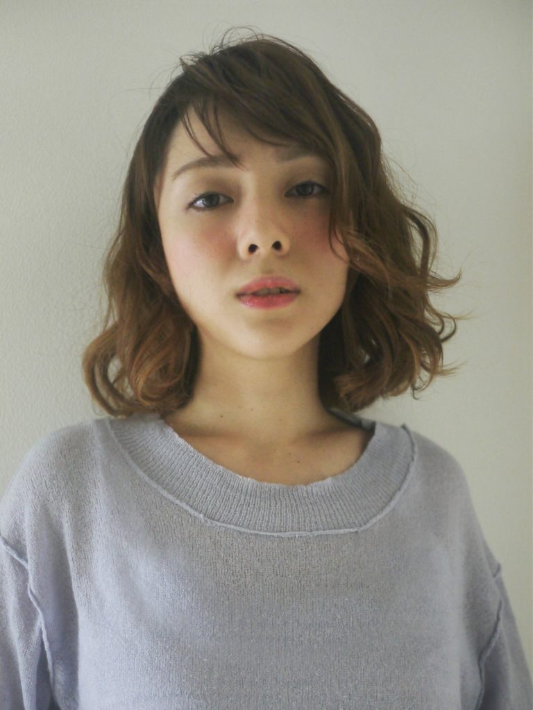 ウェーブ&ボブでナチュラルセクシー感あふれる女性
