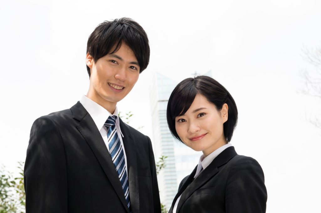 スーツを着た男女の写真