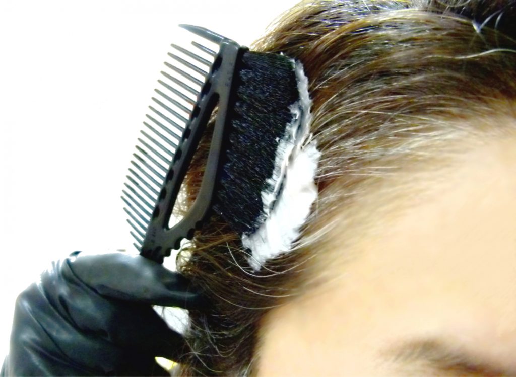 ヘアカラーをしている写真