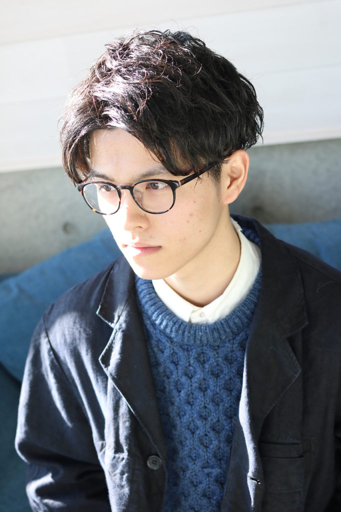 センター分けの男性の写真