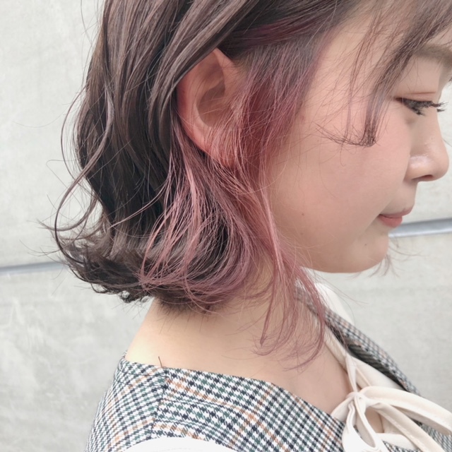 薄いピンク色のインナーカラーでおしゃれした女子