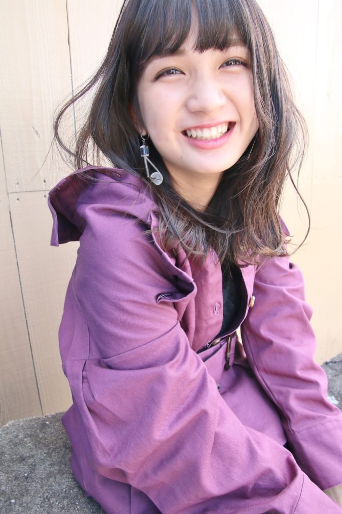 パーマをかけたミディアムヘアの女性の写真