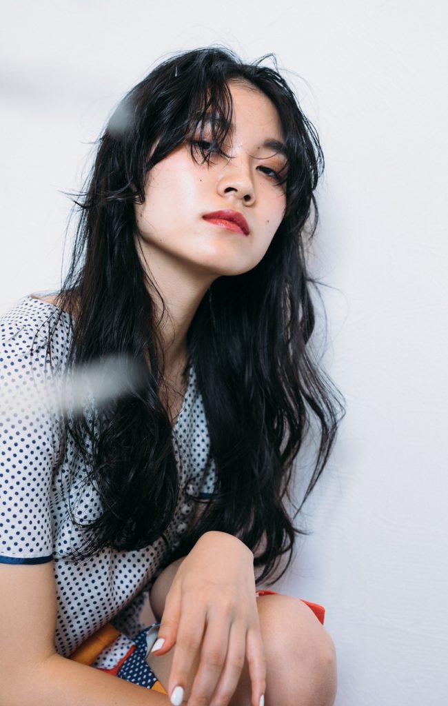 パーマをかけたロングヘアの女性の写真