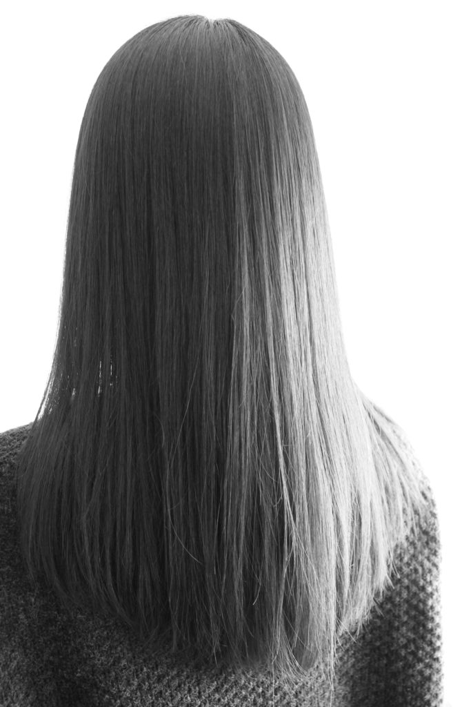 女性の後ろ姿の写真