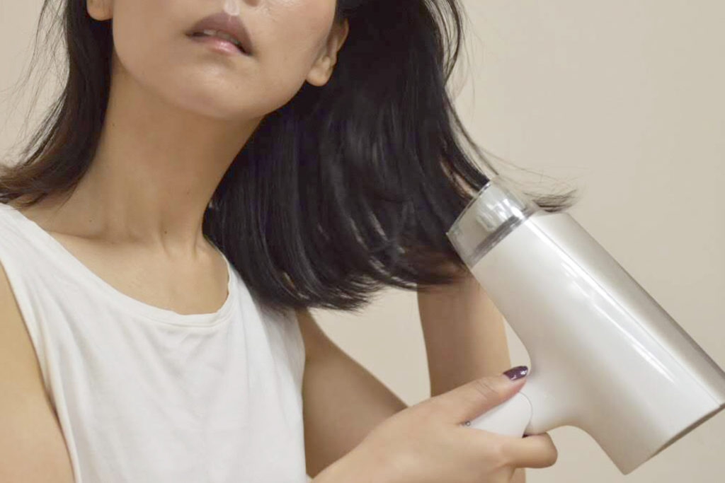 ドライヤーをかけている写真