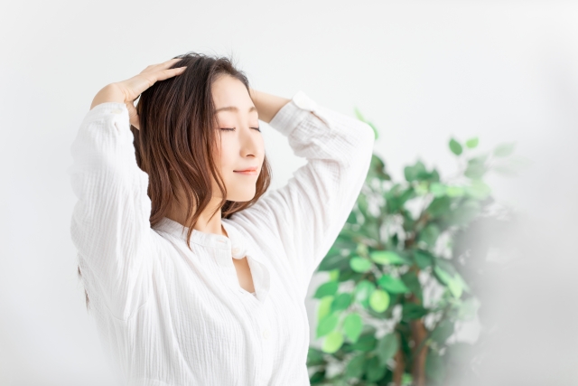 オラプレックスでヘアケアをする女性の写真
