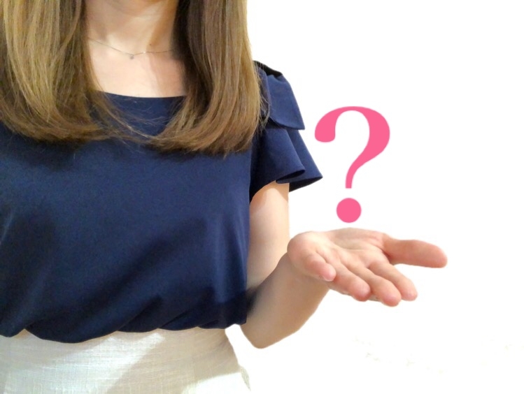 ハテナマークと女性の写真