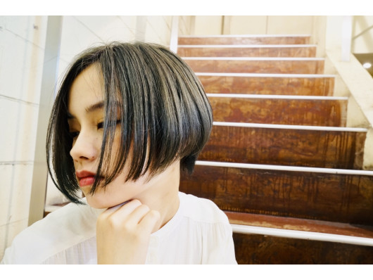 横顔の女性の写真