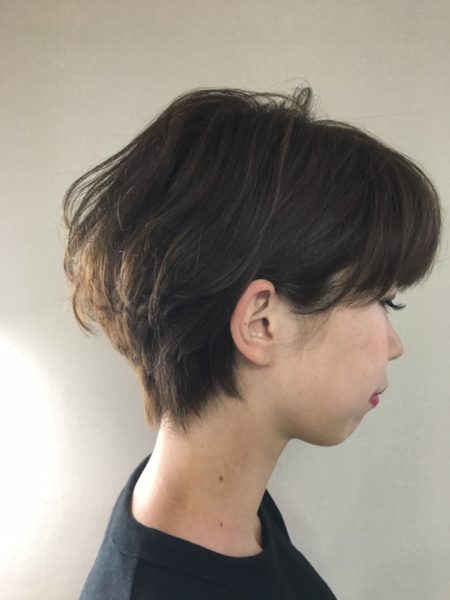 ショートヘアの横顔の女性の写真