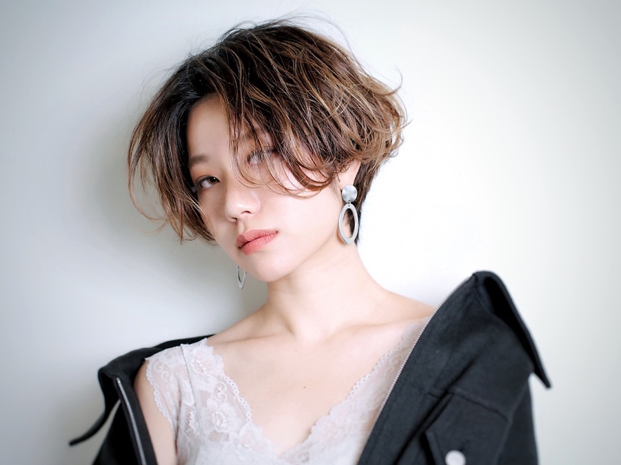 ショートヘアの女性の写真