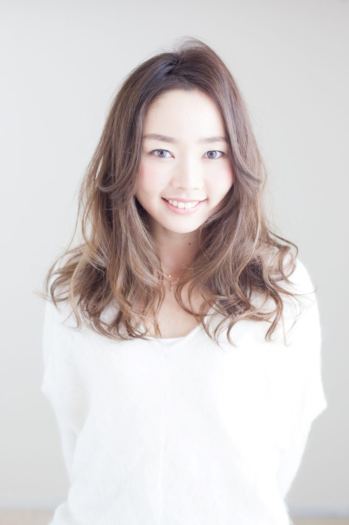 パーマのかかったロングヘアの女性の写真