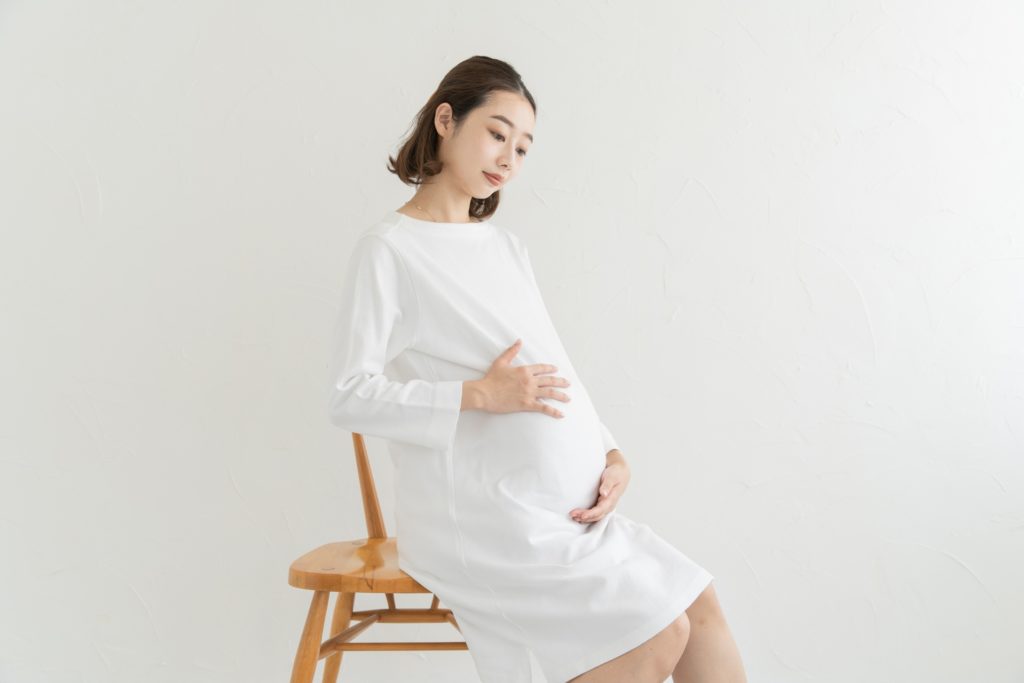 座っている妊婦の写真