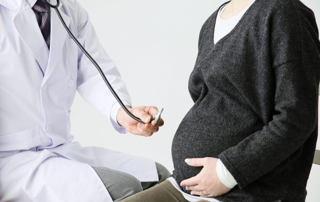 妊婦と医師の写真