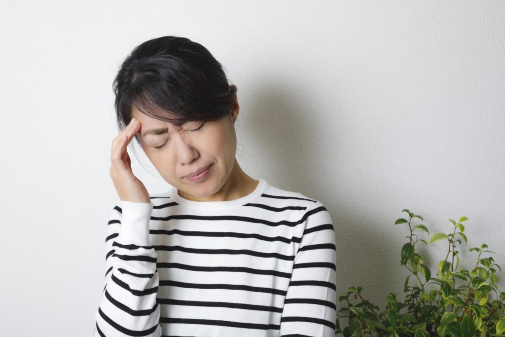 めまいを感じる女性の写真