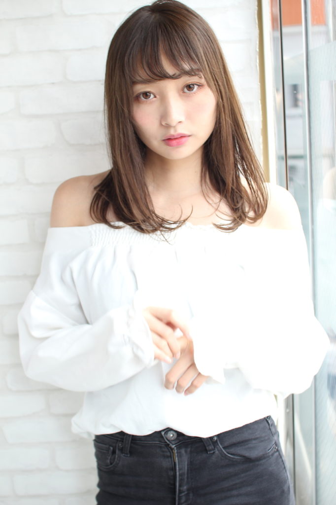 ストレートヘアの女性の写真