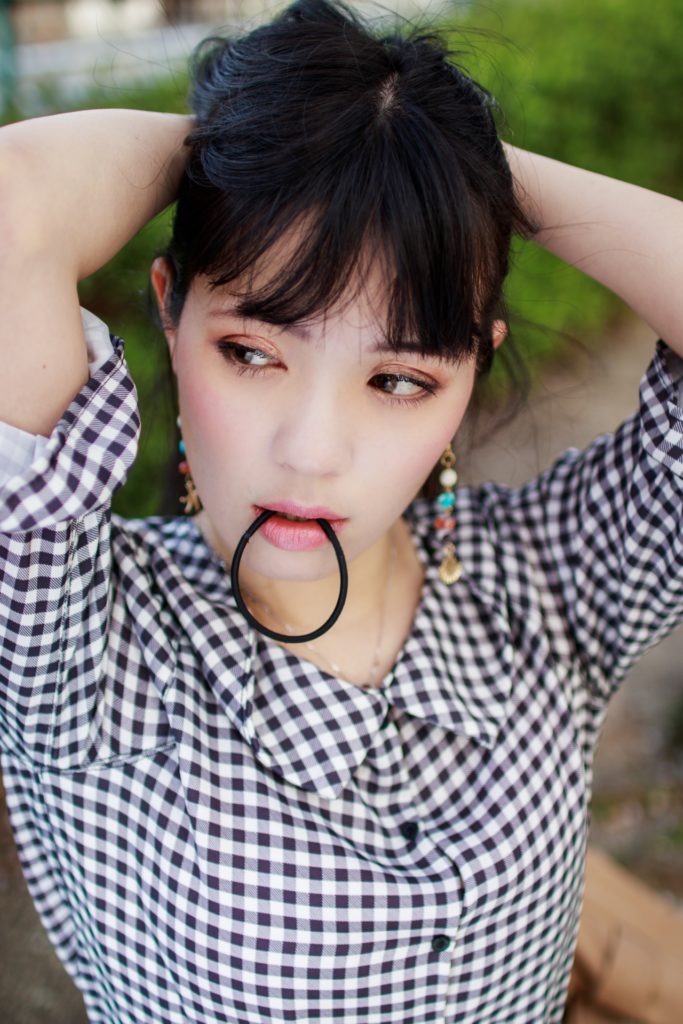 髪の毛を結ぶ女性の写真