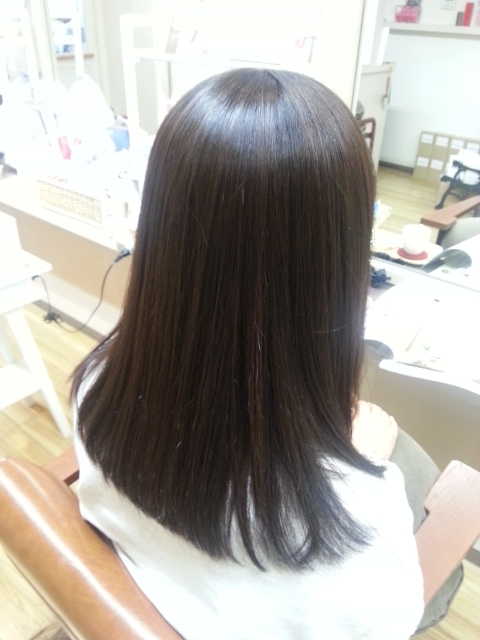 ストレートヘアの女性の写真