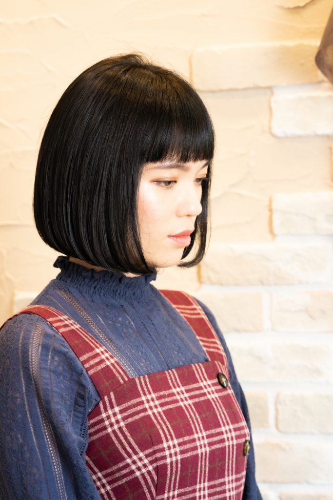 ストレートヘアの女性の写真