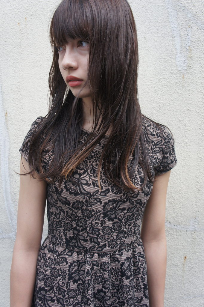 髪の長い女性の写真