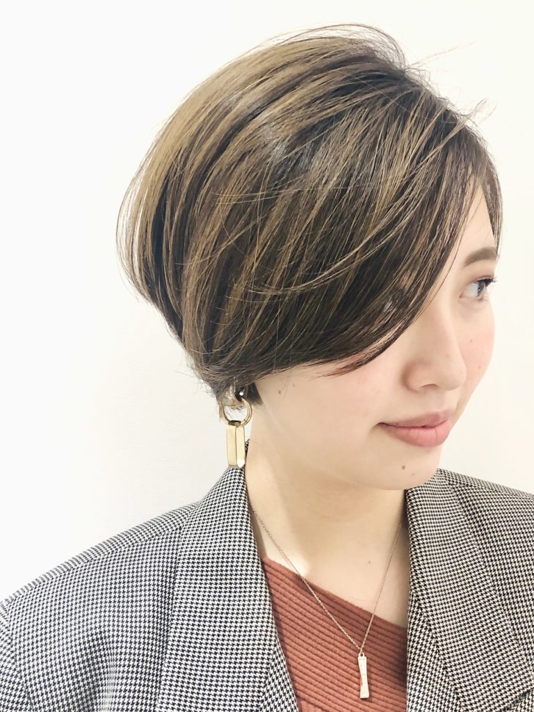 ショートヘアの女性の写真