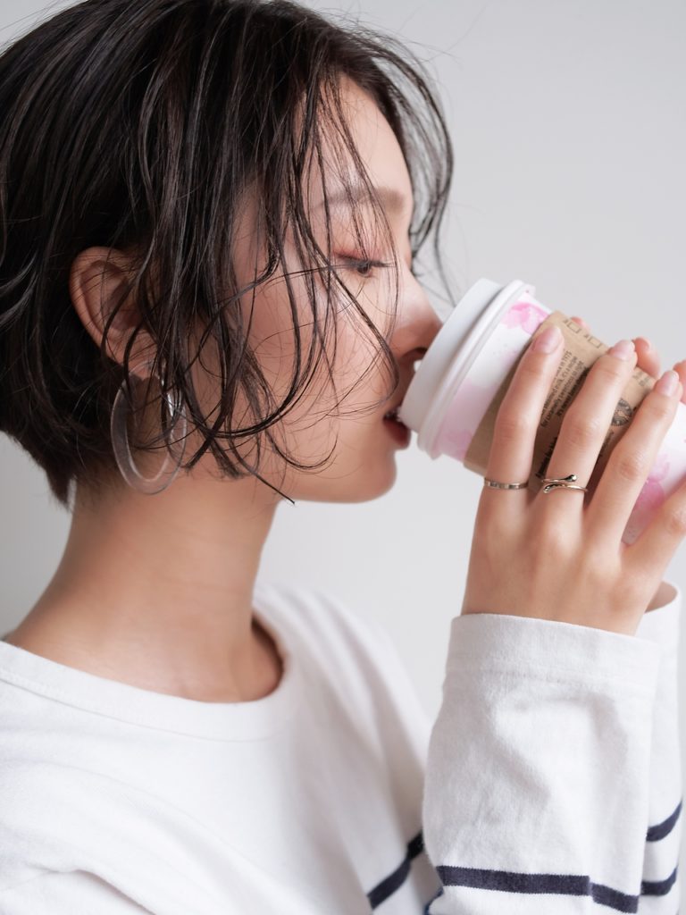 ショートヘアの女性の写真