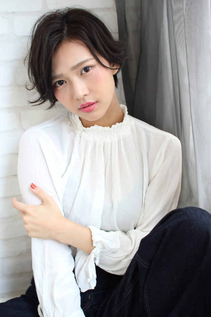 ショートヘアの女性の写真