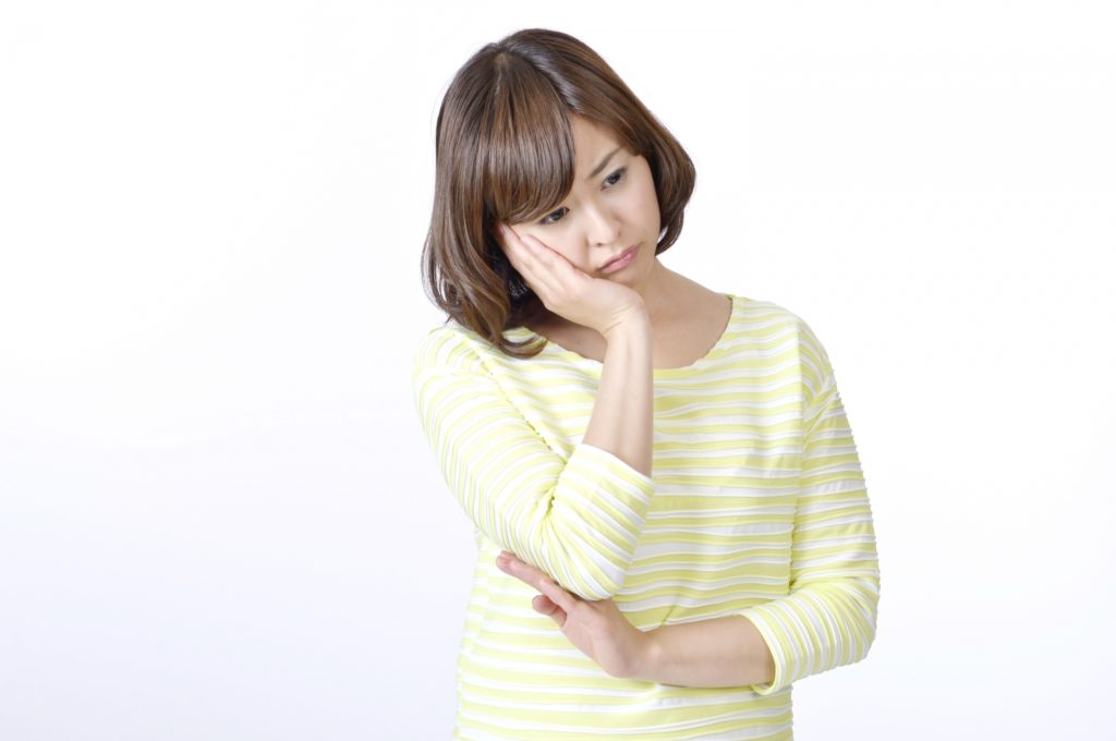 悩む女性の写真