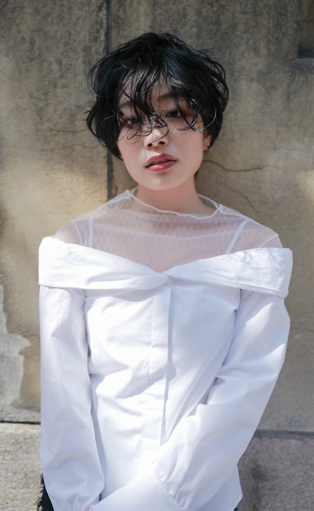 ショートヘアの女性の写真